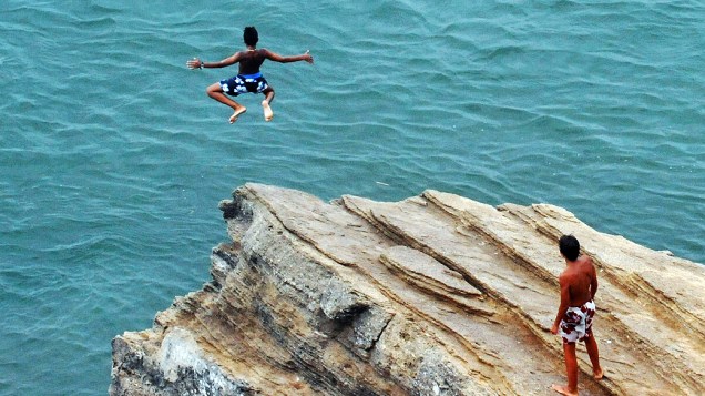 Jovem salta de um penhasco no rio Bouregreg em Rabat, no Marrocos