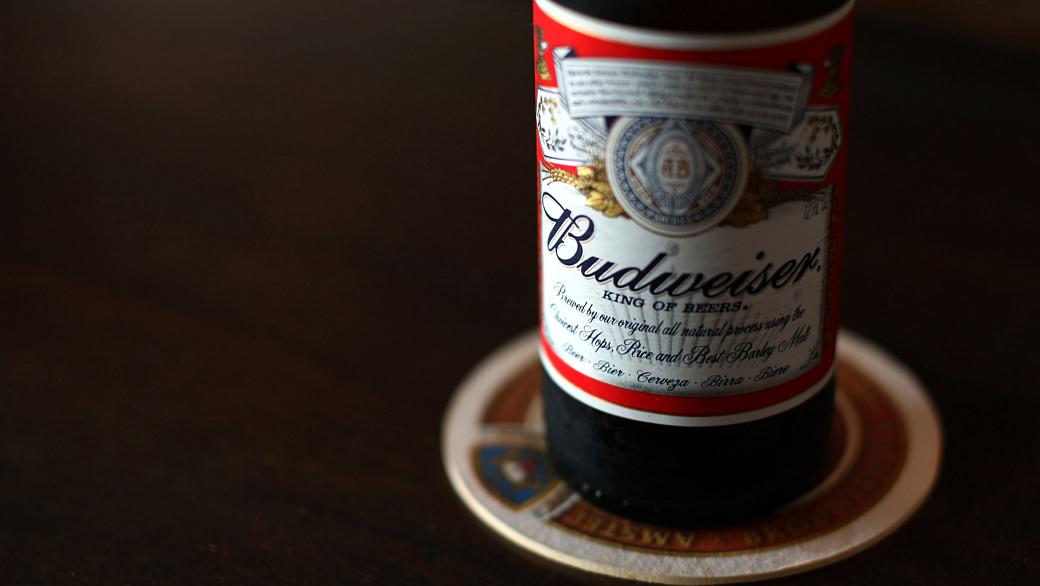 Garrafa de cerveja da marca americana Budweiser, do grupo belga-brasileiro InBev