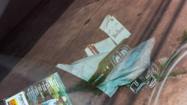 Garrafa de cerveja e maços de cigarros encontrados no carro do cantor Renner, detido por dirigir embriagado na zona sul de São Paulo