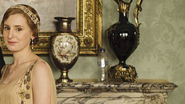 Garrafa de plástico aparece em foto da quinta temporada de 'Downton Abbey'