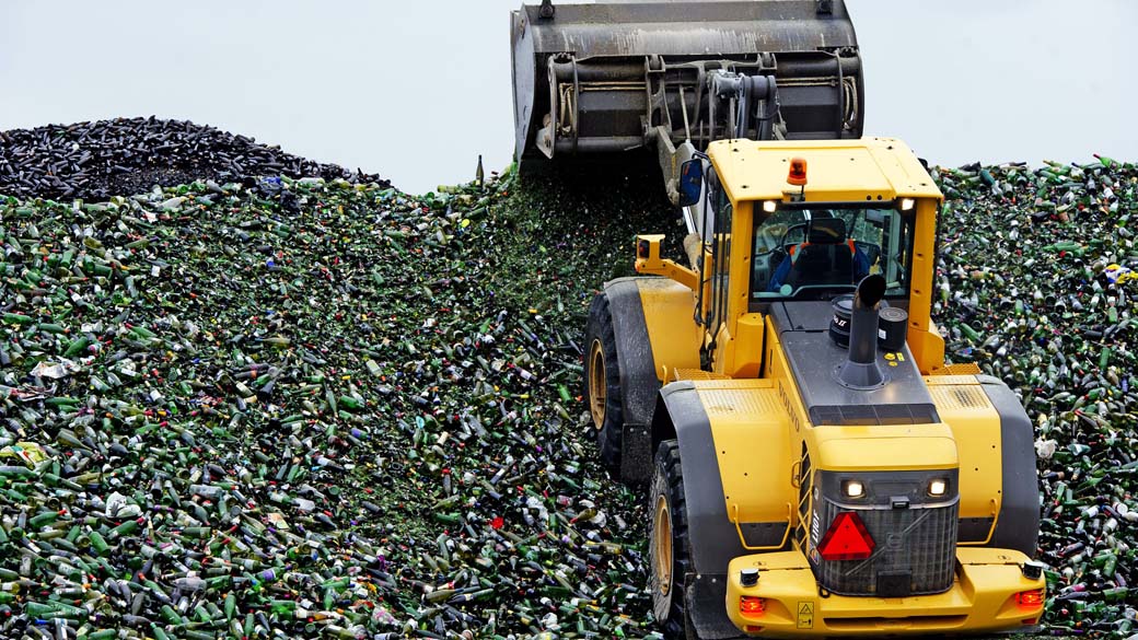 Montanha de garrafas de vidro em empresa de reciclagem na cidade de Heijningen, Holanda