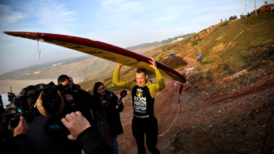 O surfista americano Garrett McNamara em Nazaré, Portugal, no dia da quebra de seu recorde mundial