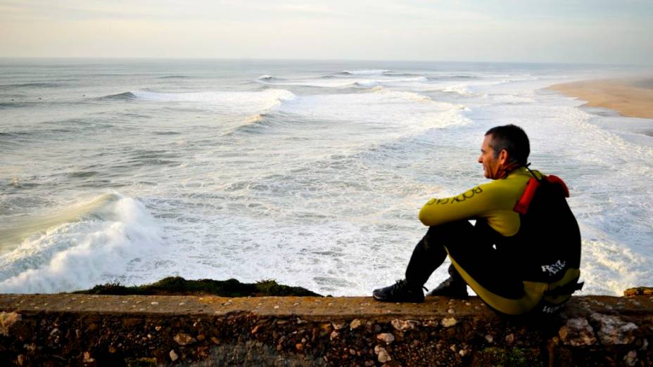 O surfista americano Garrett McNamara em Nazaré, Portugal, no dia da quebra de seu recorde mundial