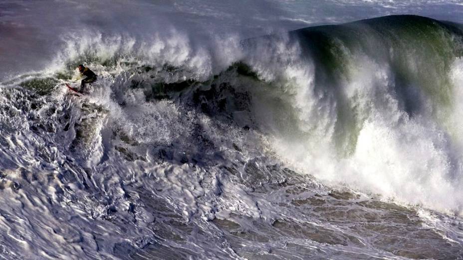 O americano Garrett McNamara surfa em Nazaré, Portugal, no dia da quebra de seu recorde mundial