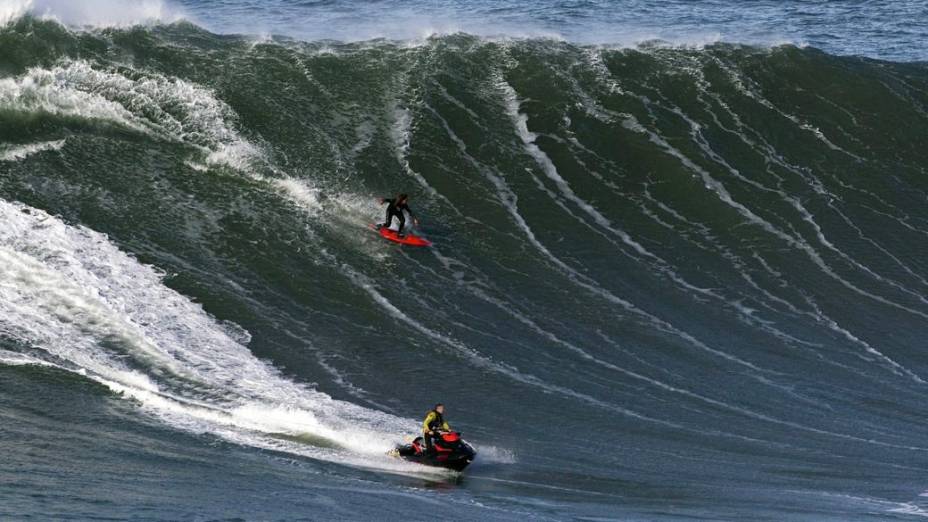 O americano Garrett McNamara surfa em Nazaré, Portugal, no dia da quebra de seu recorde mundial