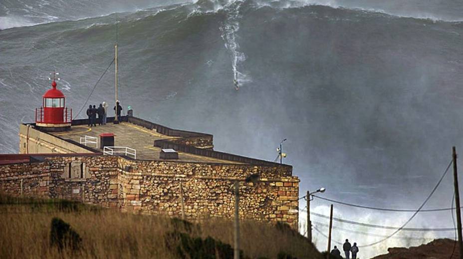 O surfista americano Garrett McNamara, de 45 anos, quebra seu próprio recorde em Nazaré, Portugal: onda de 30 metros