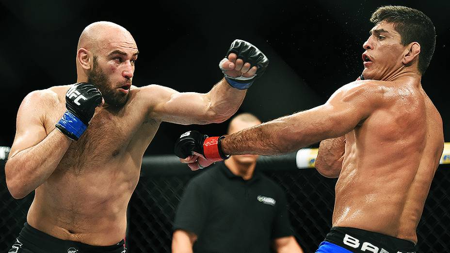 O russo Gasan Umalatov vence o brasileiro Paulo Thiago na final do TUF Brasil 3 no Ginásio do Ibirapuera em São Paulo