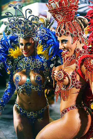 As irmãs Minerato no desfile da Gaviões da Fiel, no Sambódromo do Anhembi