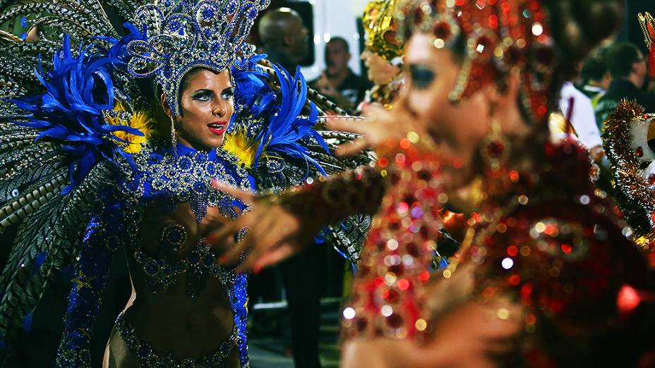 As irmãs Minerato no desfile da Gaviões da Fiel, no Sambódromo do Anhembi