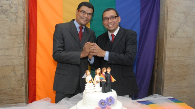 João Batista Pereira da Silva e Claudio Nascimento Silva durante sua cerimônia de casamento