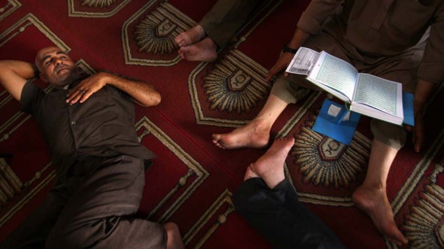 Na Cisjordânia, durante o Ramadã, palestinos participam de leitura do Corão