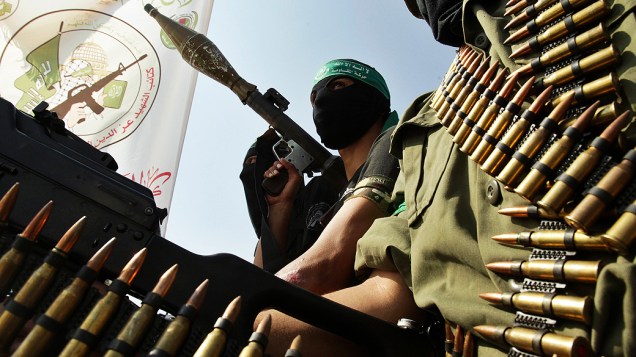 Militantes do Hamas marcham em Rafah, na Faixa de Gaza. A exibição marca o aniversário de um ano da troca de 1.027 prisioneiros palestinos por um soldado israelense