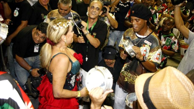 Ronaldinho Gaúcho até tocou tamborim com os ritmistas da escola de Caxias
