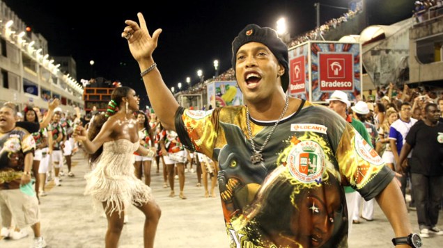 Ronaldinho Gaúcho comemorou vitória do Flamengo no ensaio da Grande Rio