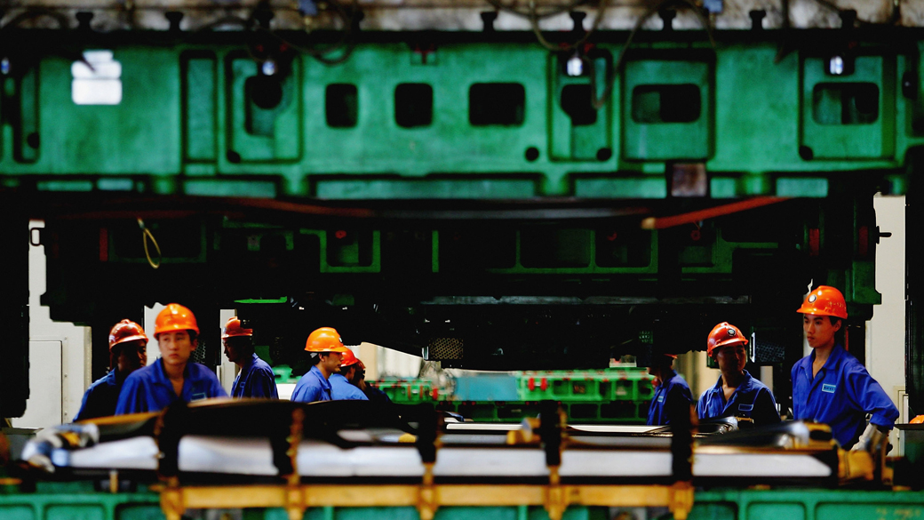 Trabalhadores na fábrica da Zhejiang Geely Automobile Co. em Ningbo, China