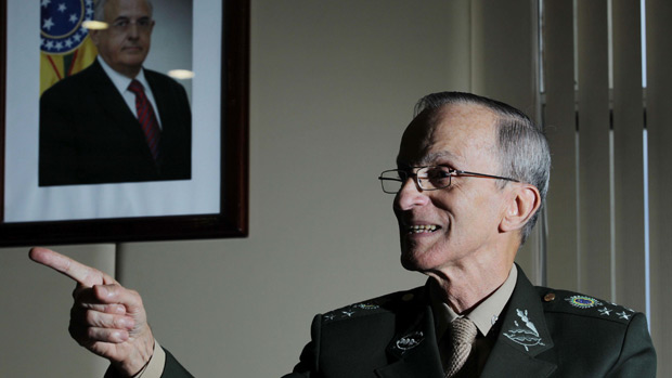 NO GOVERNO - A presidente Dilma Rousseff determinou ao general Enzo Peri, comandante do Exército, que apurasse com rigor e celeridade as denúncias de corrupção na Força
