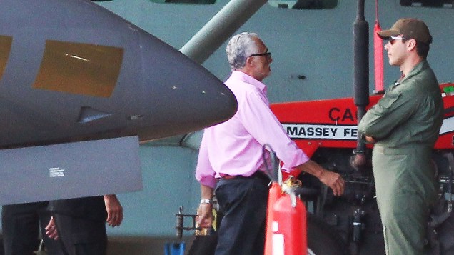 Condenado do mensalão, José Genoino desembarca no hangar da PF em Brasilia