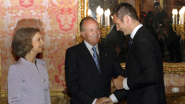 Inaki Urdangarin cumprimenta o rei Juan Carlos no palácio real, em 2005
