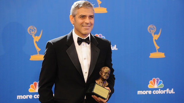 George Clooney posa com o prêmio humanitário Bob Hope, recebido no Emmy 2010