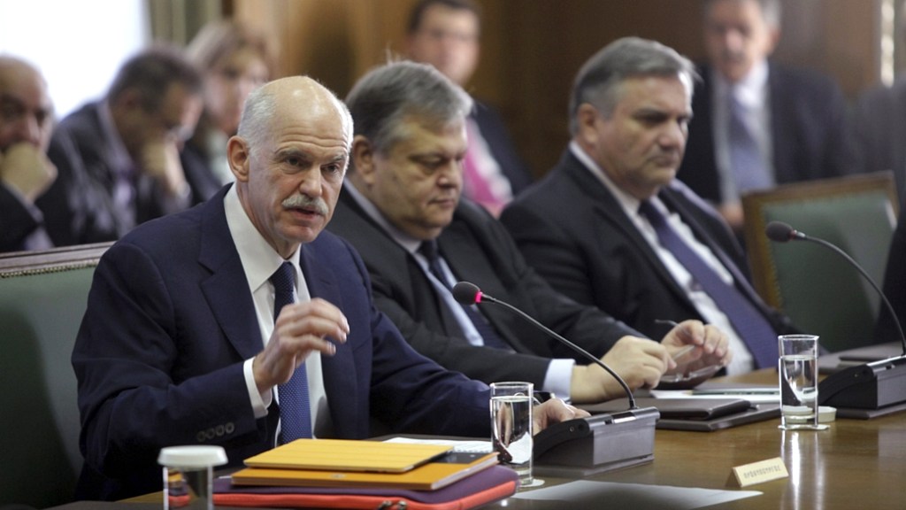 O premiê grego, George Papandreou, participa de reunião ministerial de emergência em Atenas