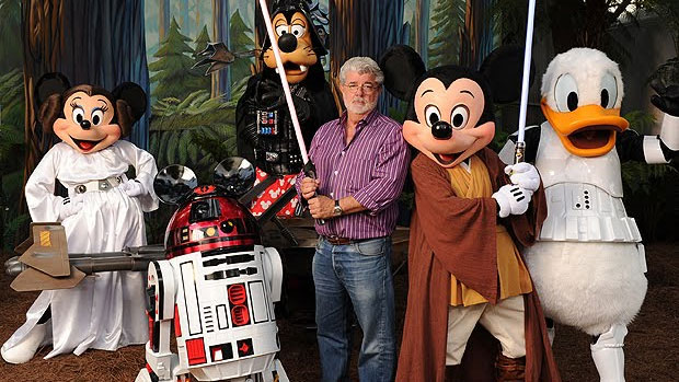 George Lucas ao lado dos personagens da Disney em foto de 2010, tirada durante evento para fãs de 'Guerra nas Estrelas' no parque que fica em Orlando, na Flórida