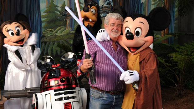 George Lucas ao lado dos personagens da Disney em foto de 2010, tirada durante evento para fãs de 'Guerra nas Estrelas' no parque que fica em Orlando, na Flórida