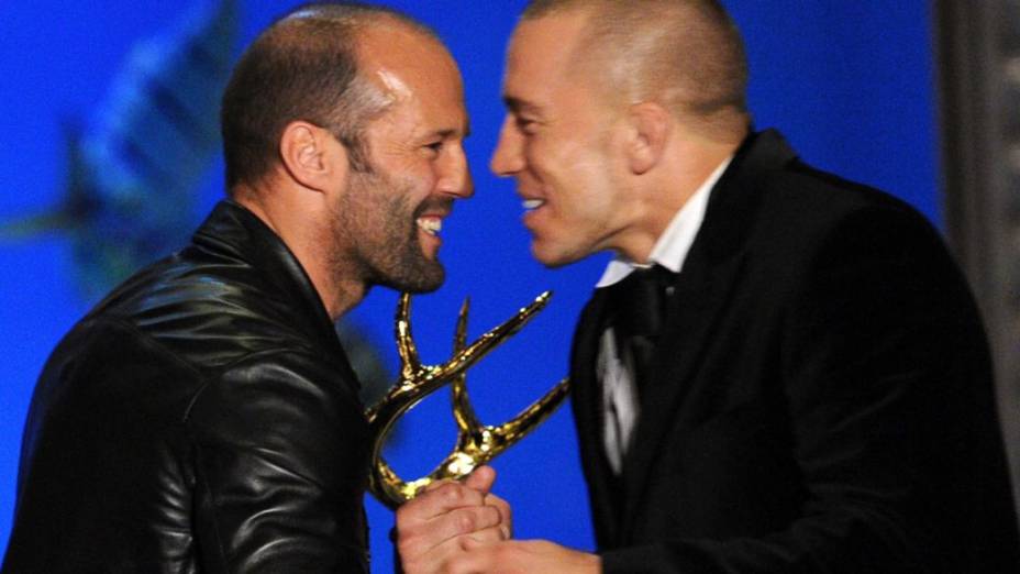 Georges St-Pierre recebe um prêmio entregue pelo astro de filmes de ação Jason Statham