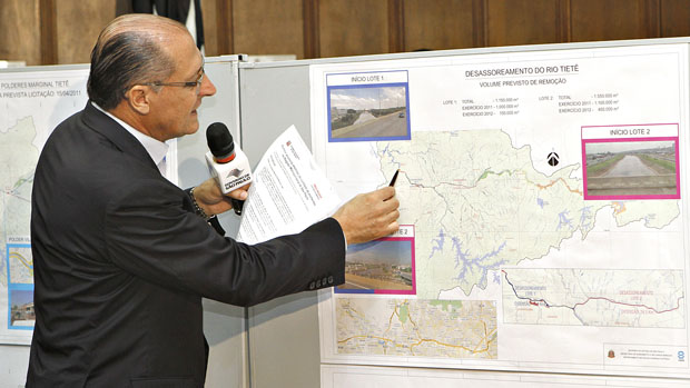 O governador Geraldo Alckmin apresenta medidas contra enchentes no rio Tietê