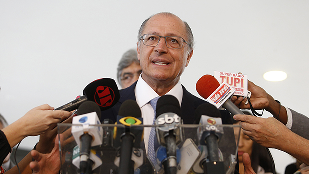 O governador de São Paulo, Geraldo Alckmin (PSDB), concede entrevista coletiva sobre a reunião que teve com a presidente Dilma Rousseff para tratar sobre a crise hídrica no estado, no Palácio do Planalto, em Brasília