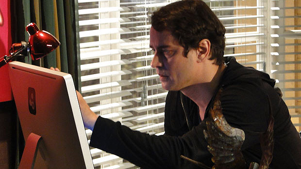 Gerson, personagem de Marcello Antony, vê sexo pela internet