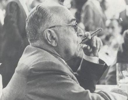 Getúlio Vargas fumando um charuto