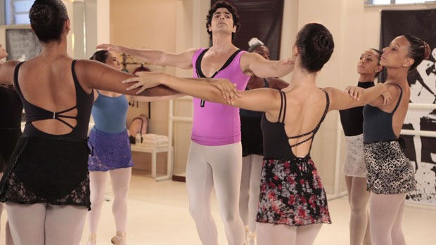 Nando (Reynaldo Gianecchini) faz aulas de balé