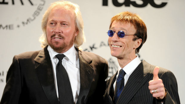 Os irmãos Barry e Robin Gibb, dos Bee Gees