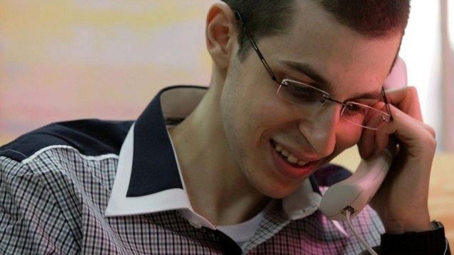 O soldado israelense Gilad Shalit conversa com familiares pelo telefone depois de sua libertação