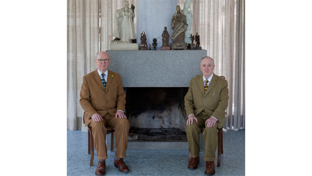 Escultura viva de Gilbert & George na Casa de Vidro