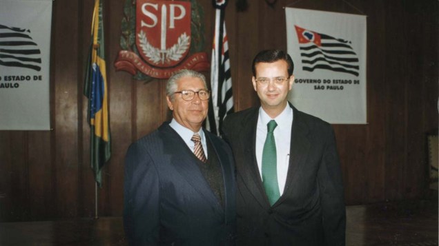 O então governador Mário Covas ao lado de Gilberto Kassab, no Palácio dos Bandeirantes, em São Paulo