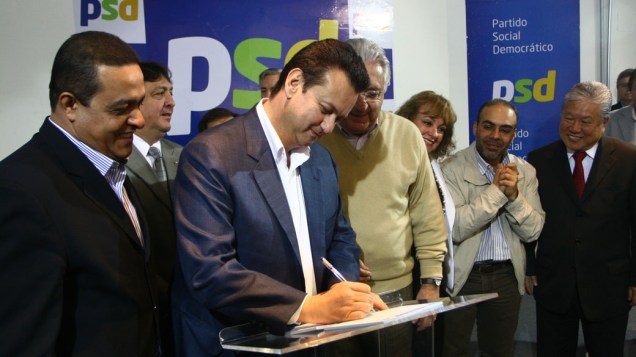Gilberto Kassab assina o documento de adesão ao PSD durante cerimônia