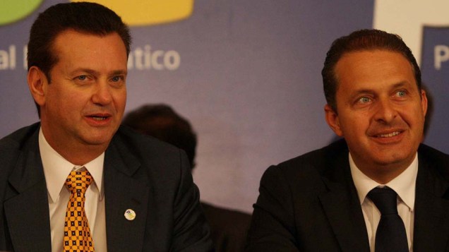 O prefeito de São Paulo, Gilberto Kassab, ao lado do governador de Pernambuco, Eduardo Campos, durante o lançamento oficial das bancadas do PSD no Congresso Nacional