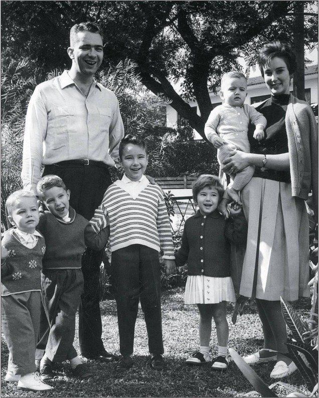 A família Kassab: os pais Pedro e Yacy e quatro dos seis irmãos. Gilberto Kassab é o bebê no colo da mãe, à direita