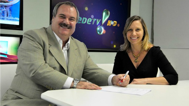 Gilberto Barros e a superintendente artística da RedeTV!, Mônica Pimentel