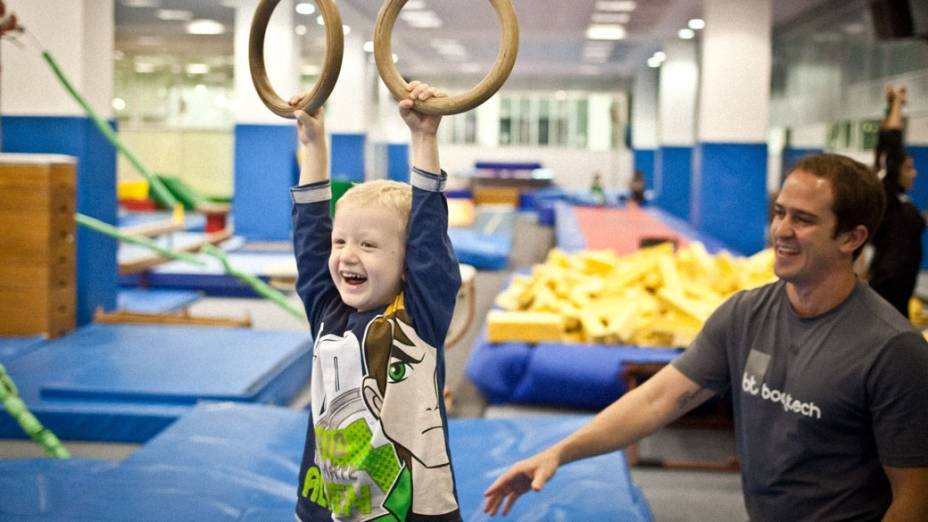 Ginástica para autistas: Gustavo e tio Rodrigo se divertem nas argolas