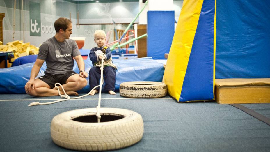 Ginástica para autistas: Gustavo trabalha coordenação e força ao puxar o pneu