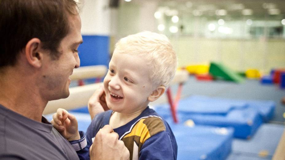 Ginástica para autistas: Rodrigo busca sempre o contato visual