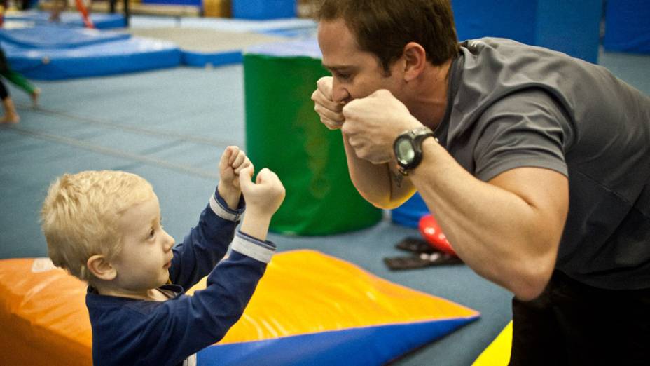 Ginástica para autistas: Rodrigo comemora com Gustavo cada exercício concluído