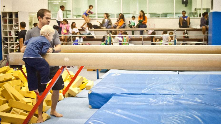 Ginástica para autistas: Rodrigo estimula os alunos a pedir ajuda