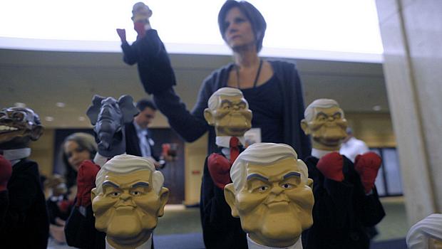 Partidária de Gingrich vende bonecos do pré-candidato em evento em Atlanta, na Georgia