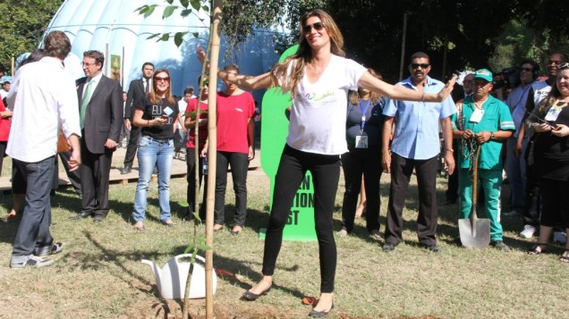 Gisele Bündchen planta uma muda de árvore na Quinta da Boa Vista, no Rio de Janeiro