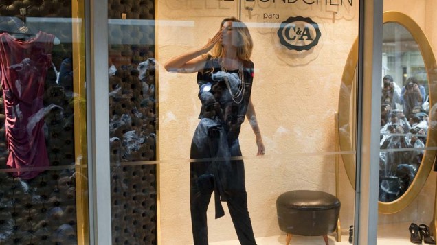 Gisele Bündchen na vitrine da loja C&A no Shopping Iguatemi, São Paulo