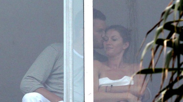A modelo Gisele Bündchen e seu marido, o jogador de futebol americano Tom Brady, foram fotografados na janela de um hotel em Copacabana, no Rio de Janeiro