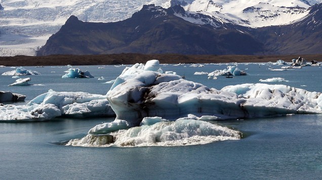 Movimentação da água durante surgimento de um iceberg na Glacier Lagoon